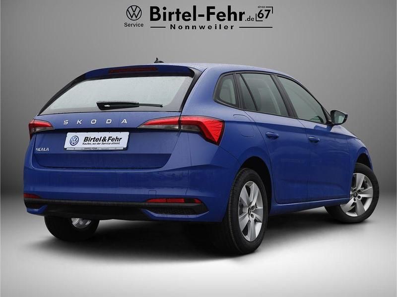 Neu Skoda Scala Drive 95 PS (69 kW) 2026 Blau Kleinwagen