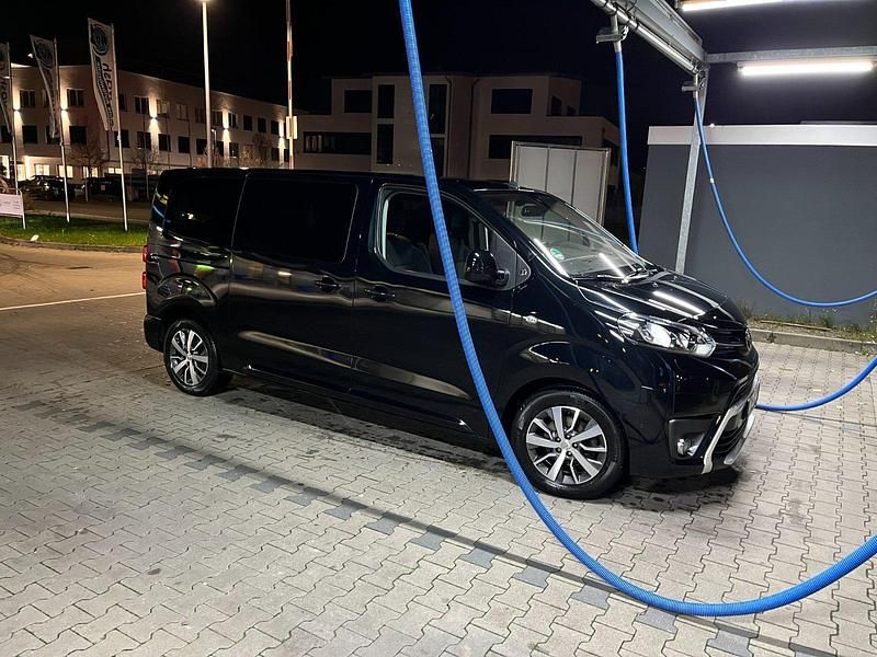 Schwarz Gebraucht 2022 Toyota Proace Verso Team Kombi | 36.500 € (Fairer Preis) - Bild 1/4