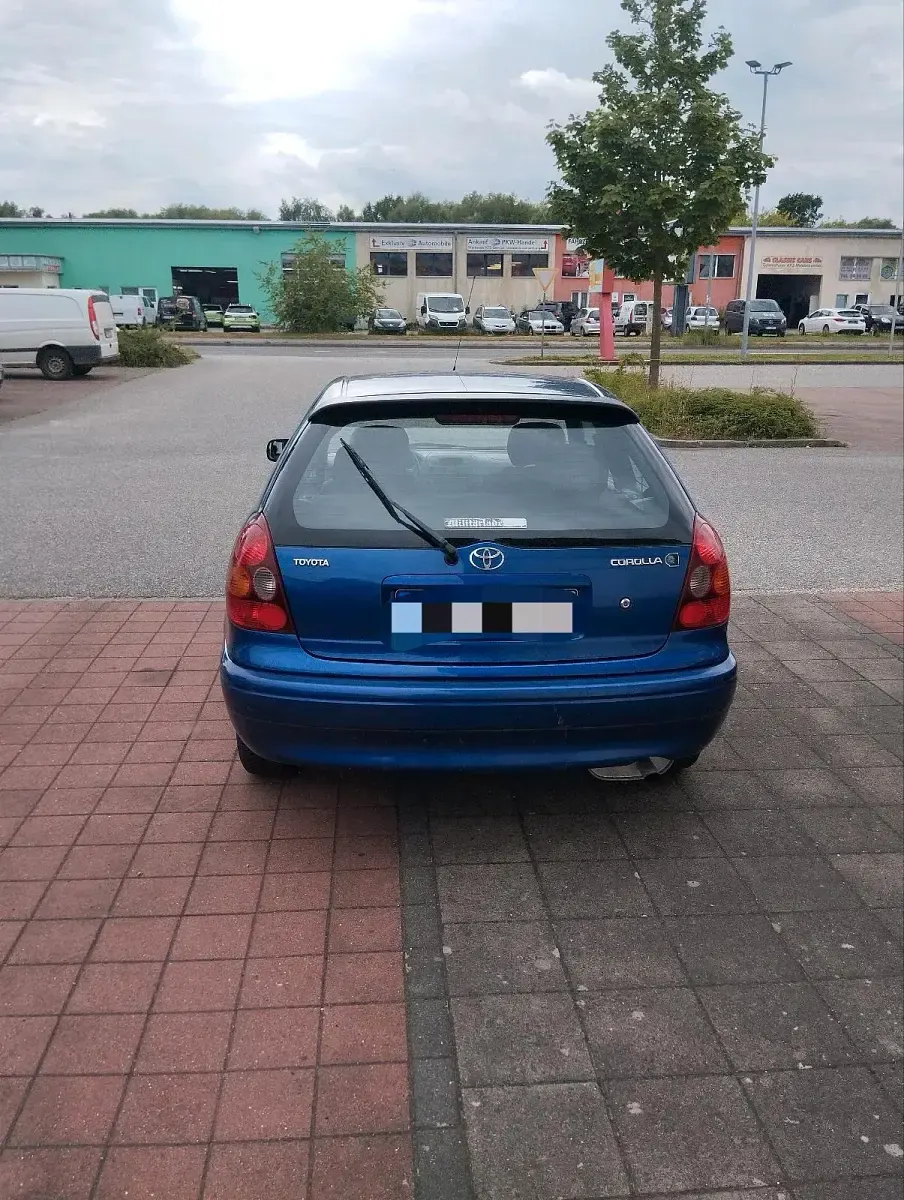 Gebraucht Toyota Corolla 97 PS (71 kW) 2001 Blau Limousine