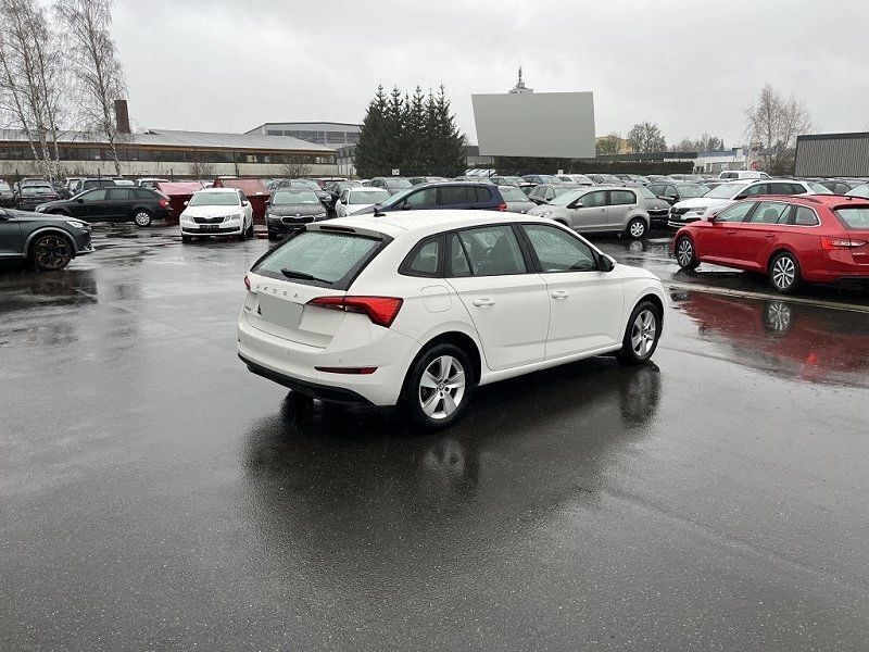 Weiss Gebraucht 2020 Skoda Scala Ambition Kleinwagen | 16.189 € (Fairer Preis) - Bild 1/4