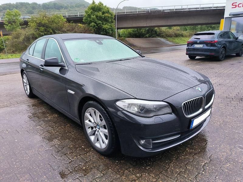 Grau Gebraucht 2013 BMW 530 Sport Line Limousine | 18.999 € (Teuer) - Bild 1/4