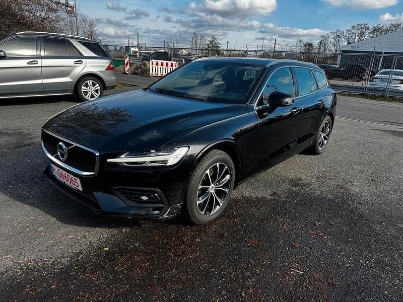 Gebraucht Volvo V60 Momentum 197 PS (144 kW) 2021 Schwarz Kombi