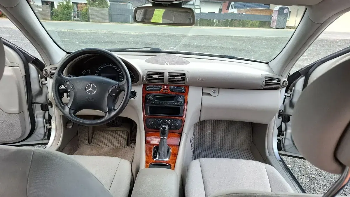 Gebraucht Mercedes C220 Classic 143 PS (105 kW) 2003 Silber Limousine