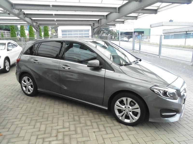 Grau Gebraucht 2016 Mercedes B180 Urban Van / Kleinbus | 16.900 € (Fairer Preis) - Bild 1/4