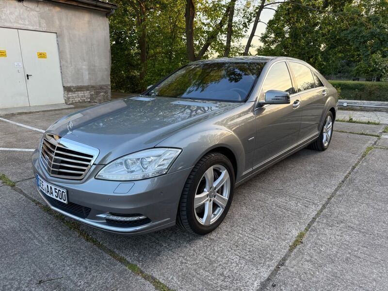 Grau Gebraucht 2011 Mercedes S500L Limousine | 20.700 € (Fairer Preis) - Bild 1/4