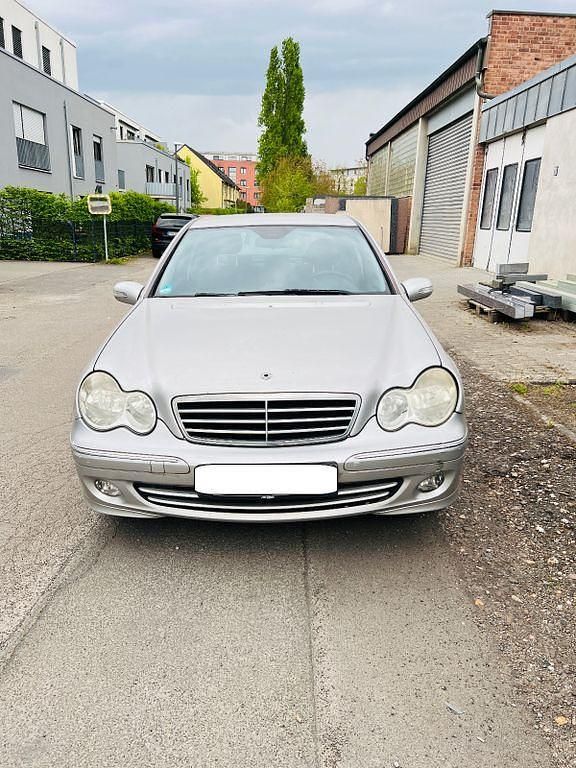 Silber Gebraucht 2004 Mercedes C180 Avantgarde Limousine | 1.650 € (Superpreis) - Bild 1/4