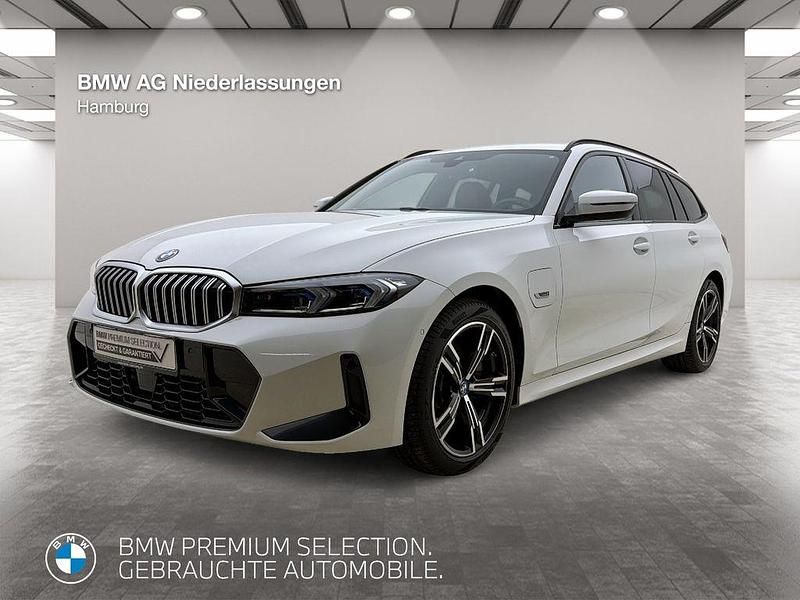 Weiß Gebraucht 2022 BMW 320e M Sport Kombi | 35.901 € (Etwas zu teuer) - Bild 1/4