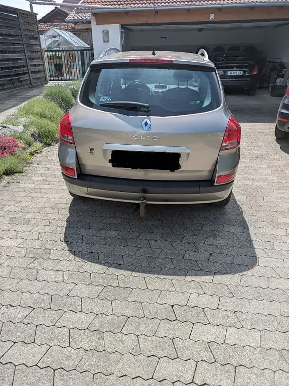 Używany Renault Clio II Dynamique 101 KM (74 kW) 2008 Beżowy Sedan/Limuzyna