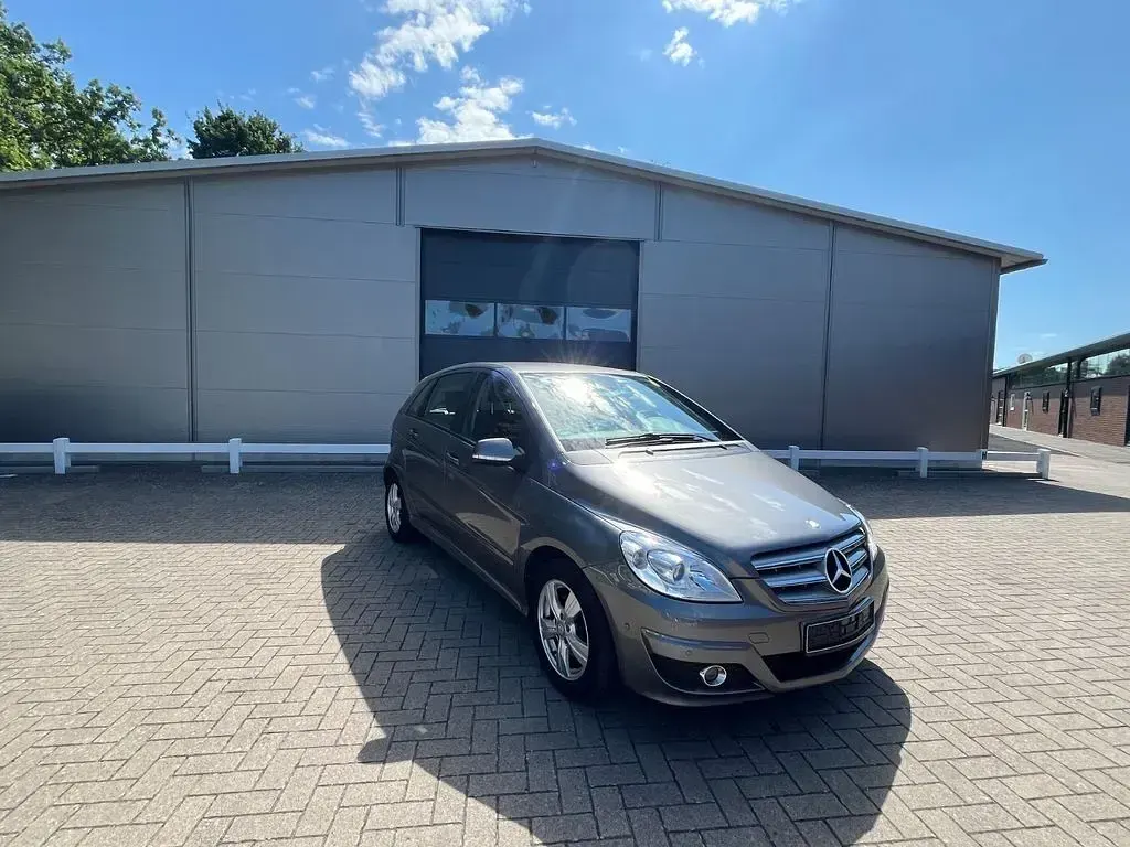 Gebraucht Mercedes B180 116 PS (85 kW) 2011 Schwarz Kleinwagen
