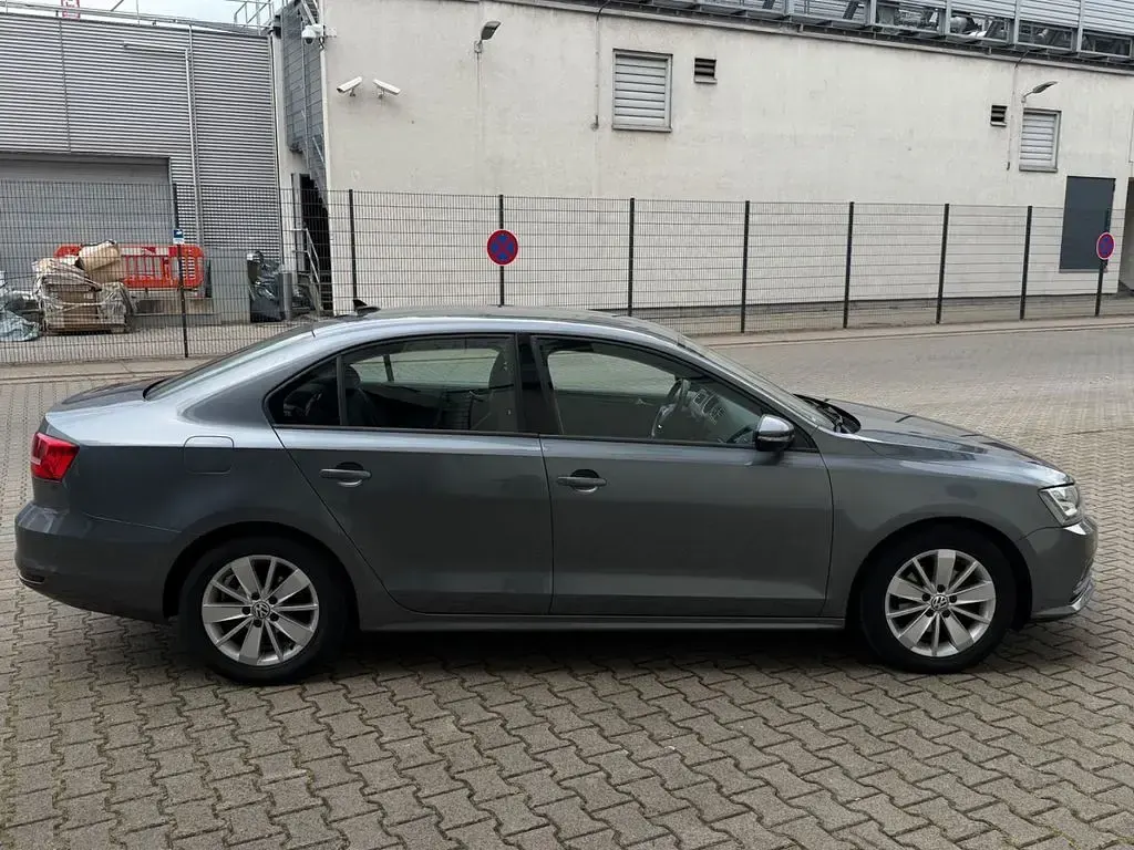 Gebraucht VW Jetta 150 PS (110 kW) 2015 Grau Limousine