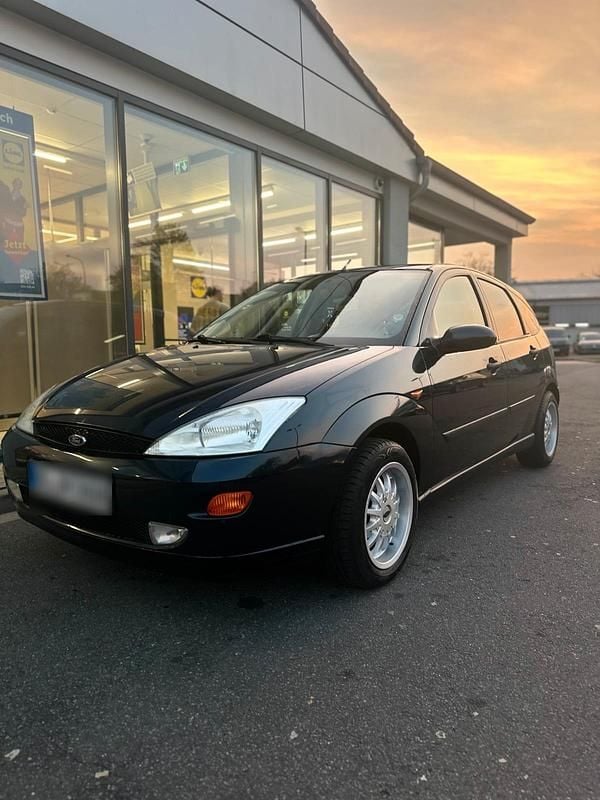Second-hand Ford Focus 101 CP (74 kW) 2001 Albastru Hatchback