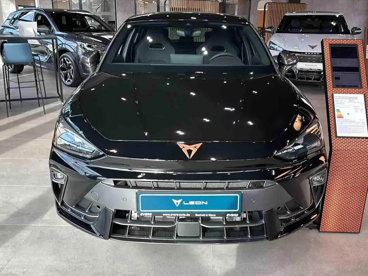 Neu Cupra Leon 150 PS (110 kW) 2025 Midnight schwarz metallic Limousine