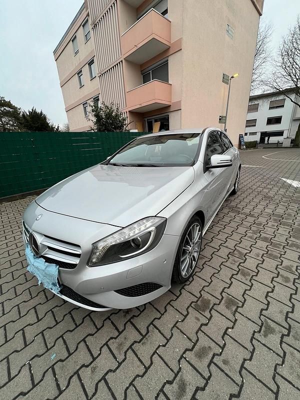 Silber Gebraucht 2015 Mercedes A200 AMG Limousine | 15.999 € (Etwas zu teuer) - Bild 1/4