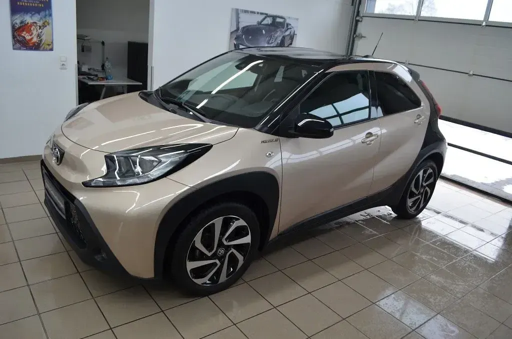 Neu Toyota Aygo X 72 PS (52 kW) 2025 Beige SUV