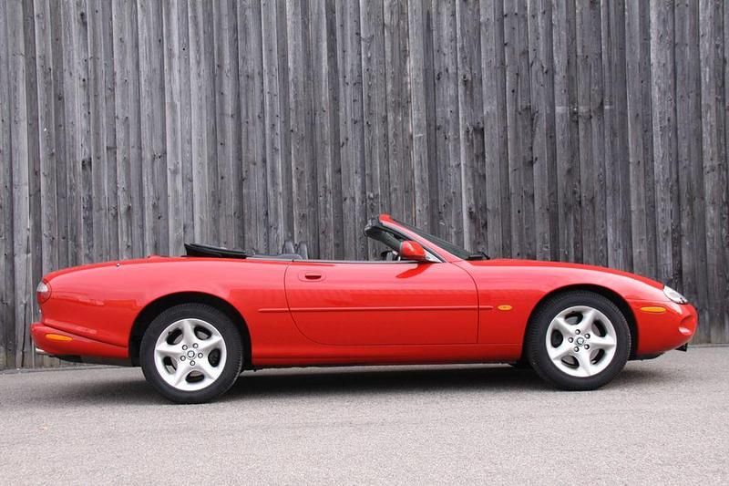 Używany Jaguar XK8 284 KM (208 kW) 2000 Czerwony Kabriolet