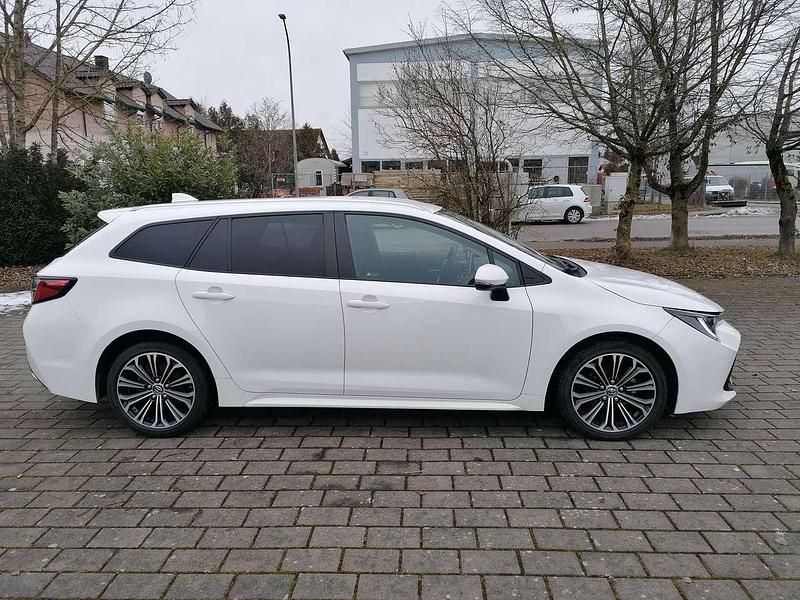 Gebraucht Toyota Corolla Club 98 PS (72 kW) 2019 Super white 2 Kombi