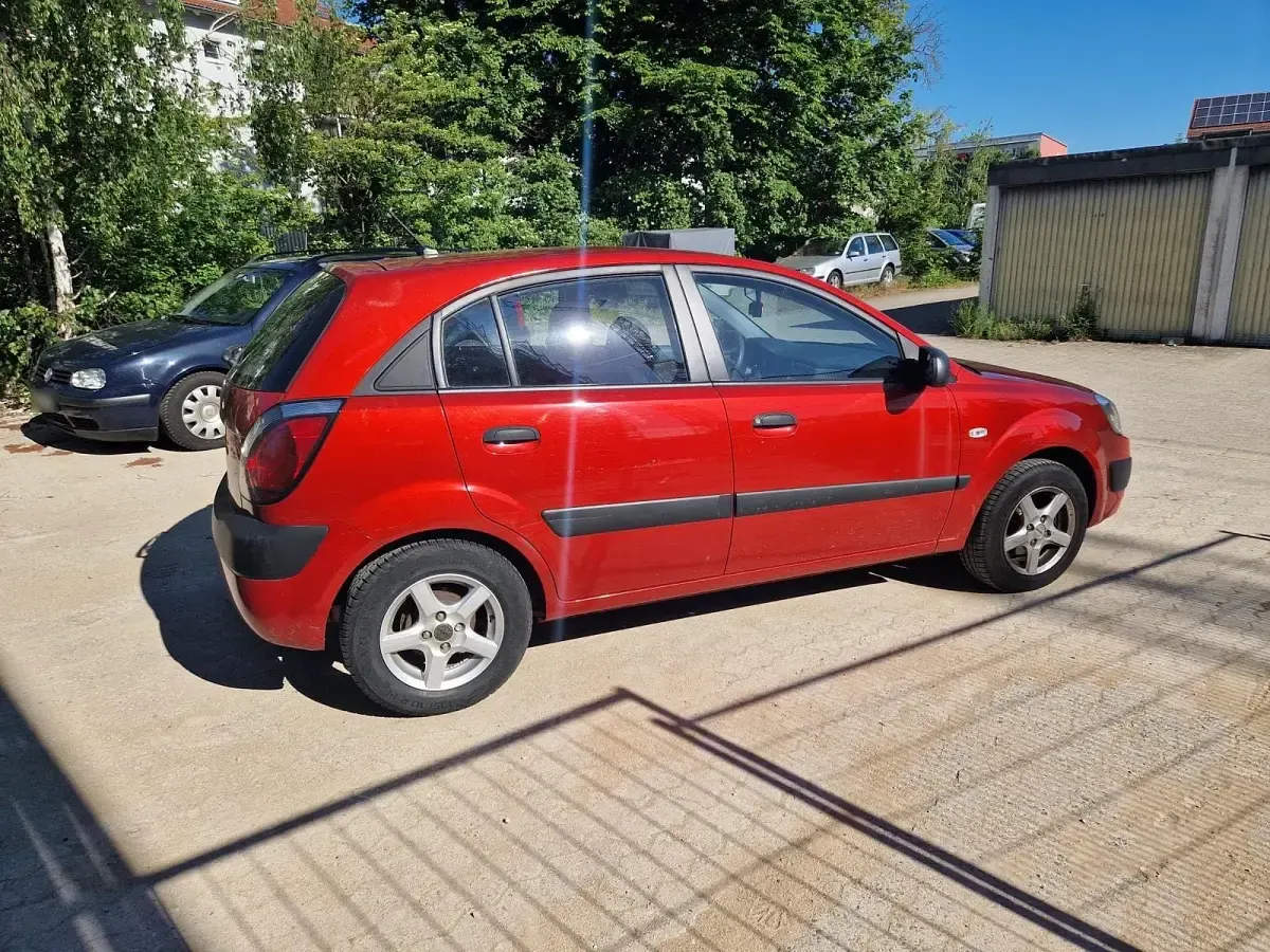 Używany Kia Rio 96 KM (70 kW) 2009 Czerwony Sedan/Limuzyna