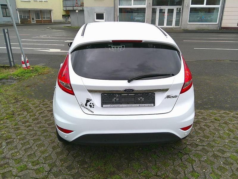 Gebraucht Ford Fiesta Titanium 82 PS (60 kW) 2012 Weiß Limousine