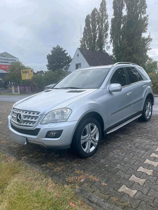 Silber Gebraucht 2010 Mercedes ML300 SUV | 11.500 € (Fairer Preis) - Bild 1/4
