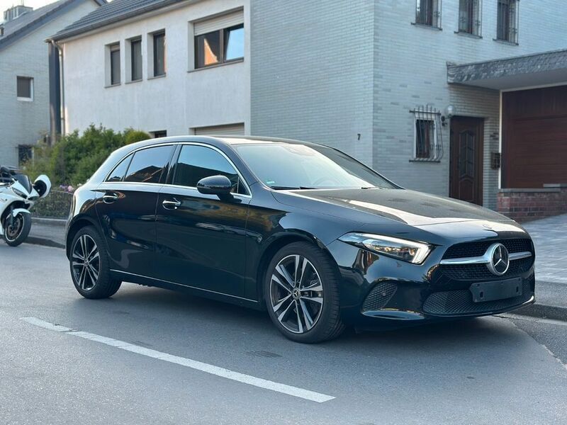 Kosmosschwarz metalliclack Gebraucht 2019 Mercedes A220 Edition 1 Limousine | 26.500 € (Guter Preis) - Bild 1/2