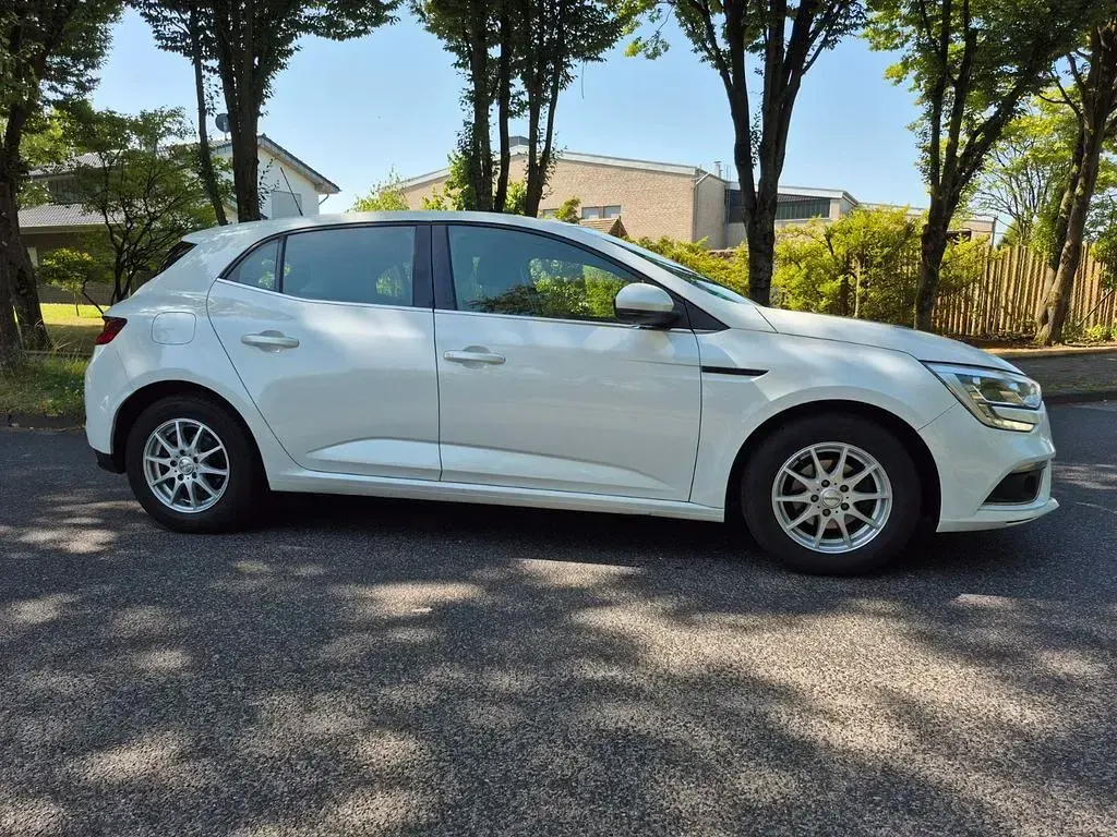 Gebraucht Renault Mégane Intens 101 PS (74 kW) 2018 Weiß Limousine