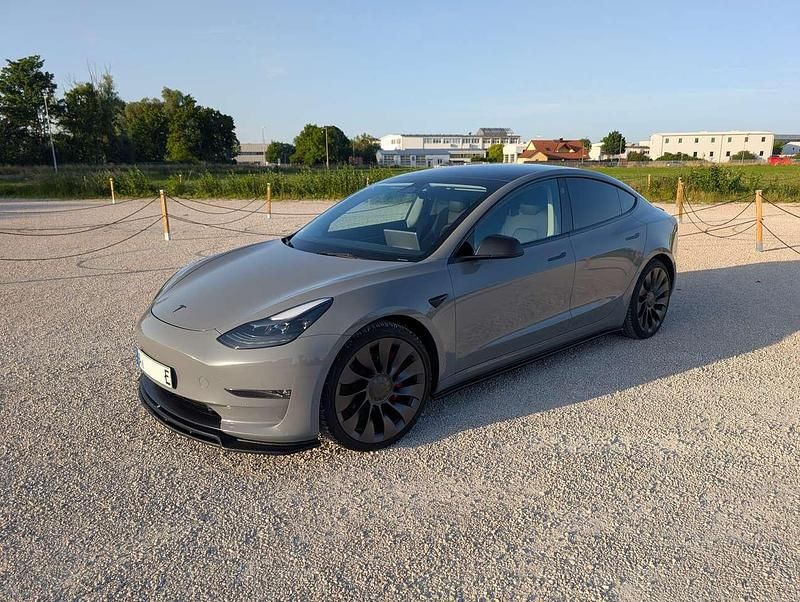 Grau Gebraucht 2022 Tesla Model 3 Limousine | 34.999 € (Etwas zu teuer) - Bild 1/4
