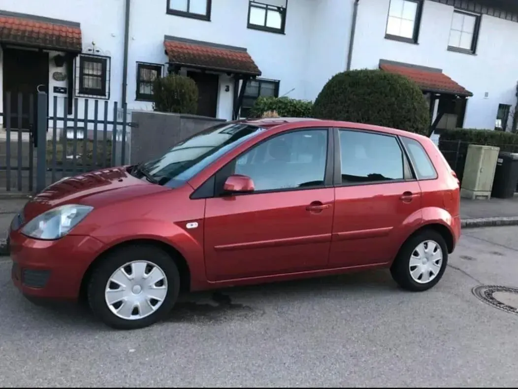 Gebraucht Ford Fiesta 70 PS (51 kW) 2008 Rot Kleinwagen