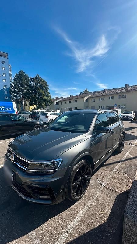 Grau Gebraucht 2019 VW Tiguan Highline SUV | 29.500 € (Teuer) - Bild 1/4