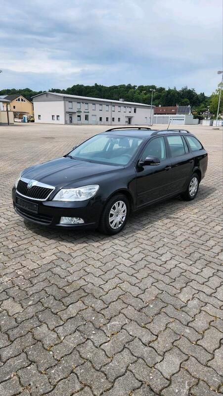 Schwarz Gebraucht 2012 Skoda Octavia Kombi | 6.500 € (Fairer Preis) - Bild 1/4