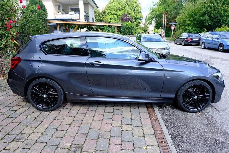 Grau Gebraucht 2018 BMW 120 M Sport Kleinwagen | 21.500 € (Etwas zu teuer) - Bild 1/4