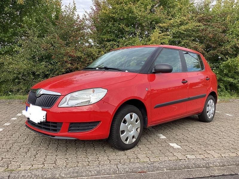 Rot Gebraucht 2010 Skoda Fabia Limousine | 2.150 € (Superpreis) - Bild 1/4