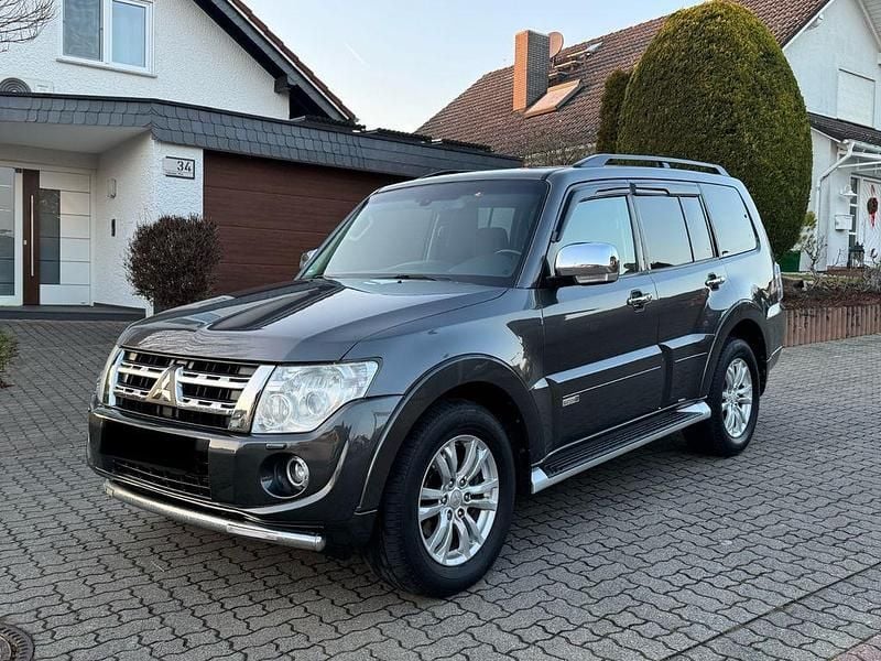 Grau Gebraucht 2015 Mitsubishi Pajero Edition SUV | 15.900 € - Bild 1/4