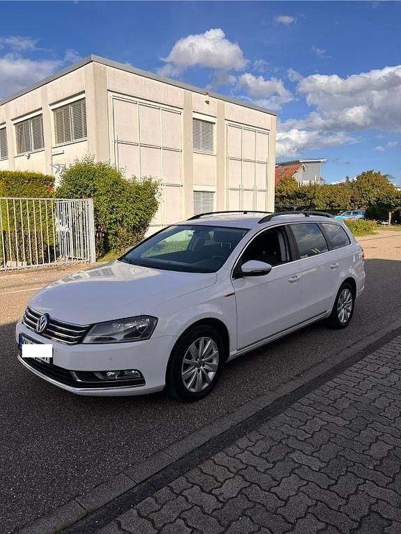 Weiß Gebraucht 2011 VW Passat Trendline Kombi | 4.500 € (Superpreis) - Bild 1/4