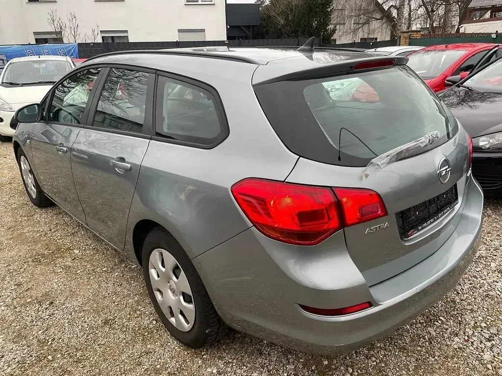Gebraucht Opel Astra 95 PS (69 kW) 2011 Silber Kombi