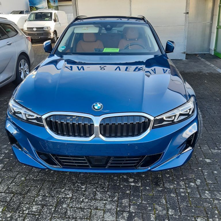 Blau Gebraucht 2023 BMW 318 Sport Line Kombi | 33.200 € (Fairer Preis) - Bild 1/4