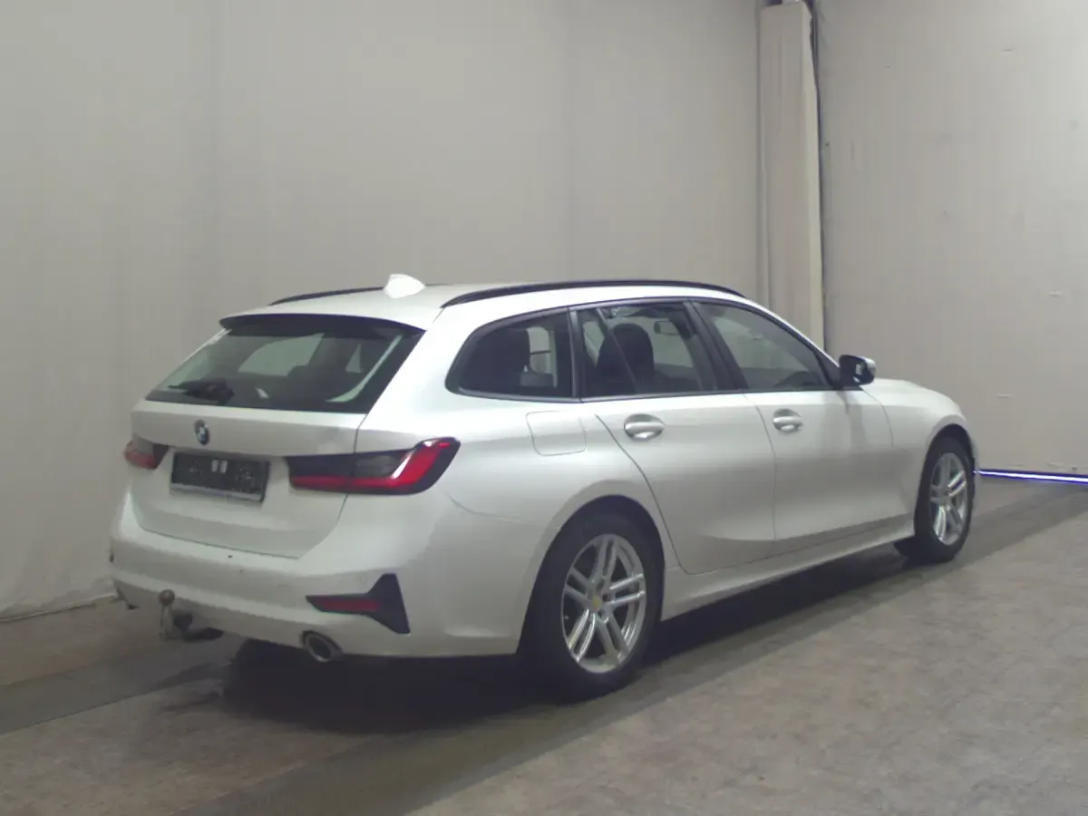 Używany BMW 320 Advantage 190 KM (139 kW) 2021 Biały Kombi
