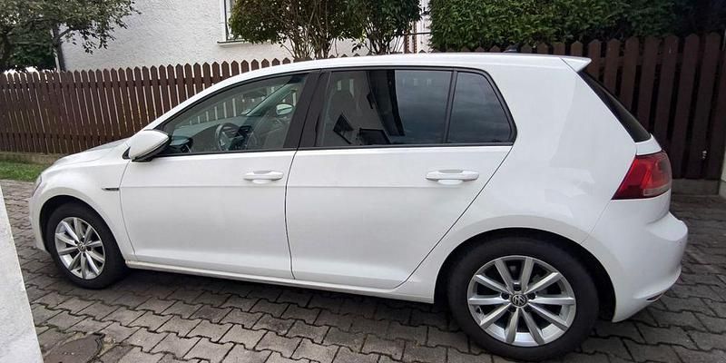 Weiß Gebraucht 2015 VW Golf VII LOUNGE Limousine | 9.900 € (Guter Preis) - Bild 1/4