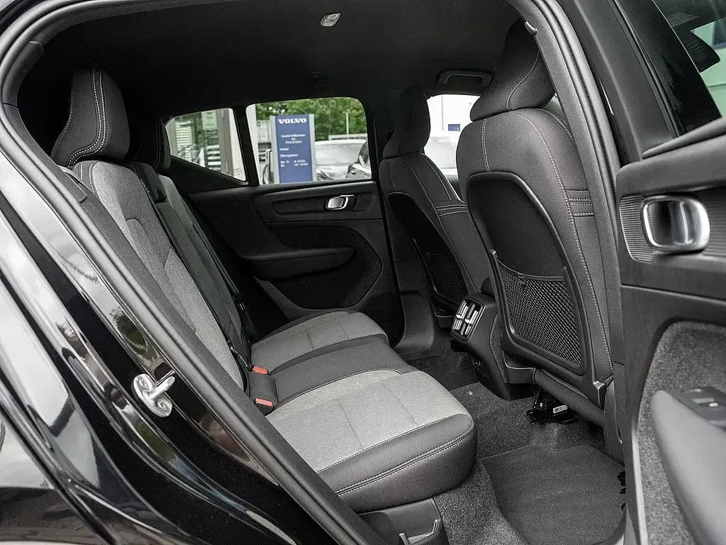 Gebraucht Volvo XC40 Core 163 PS (119 kW) 2024 Onyx schwarz SUV