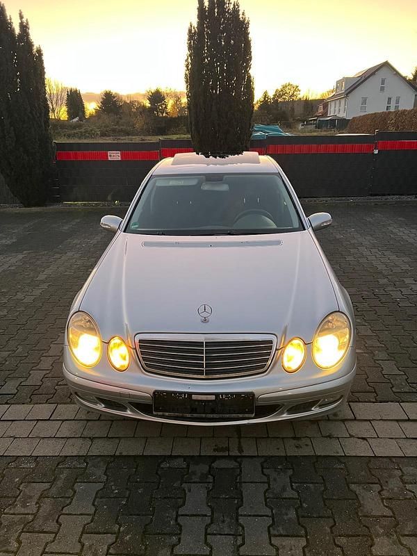 Silber Gebraucht 2005 Mercedes E200 Classic Limousine | 3.750 € (Guter Preis) - Bild 1/4
