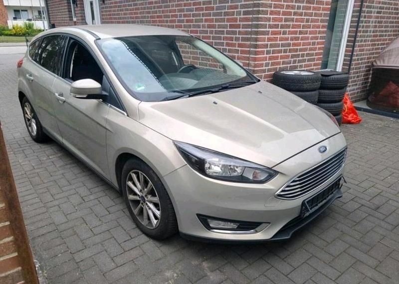 Grau Gebraucht 2015 Ford Focus Titanium Limousine | 6.990 € (Fairer Preis) - Bild 1/4