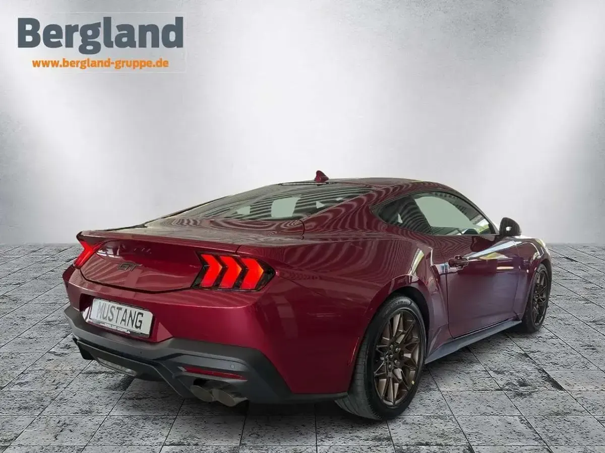 Neu Ford Mustang GT Fastback 508 PS (373 kW) 2026 Molten magenta violett Kleinwagen