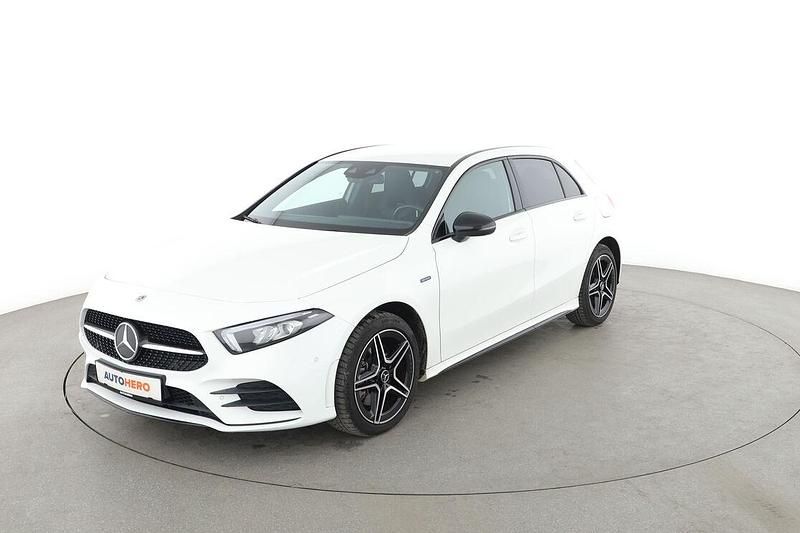 Weiß Gebraucht 2020 Mercedes A250 AMG line Limousine | 26.970 € - Bild 1/3