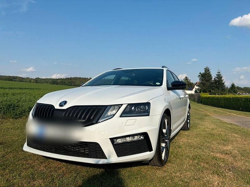 Weiß Gebraucht 2018 Skoda Octavia RS Kombi | 16.900 € (Fairer Preis) - Bild 1/4
