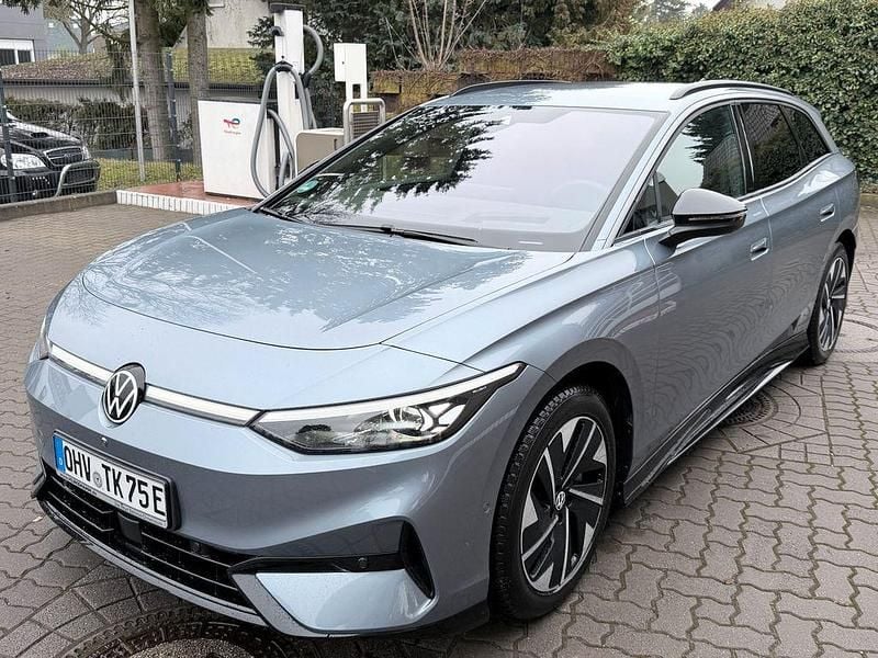 Blau Gebraucht 2025 VW ID.7 Pro Kombi | 44.495 € - Bild 1/4