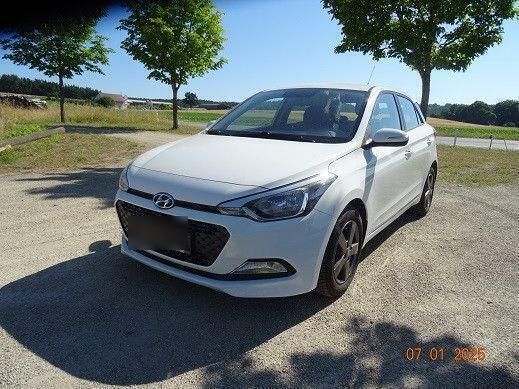 Weiß Gebraucht 2016 Hyundai i20 Kleinwagen | 6.900 € (Fairer Preis) - Bild 1/4