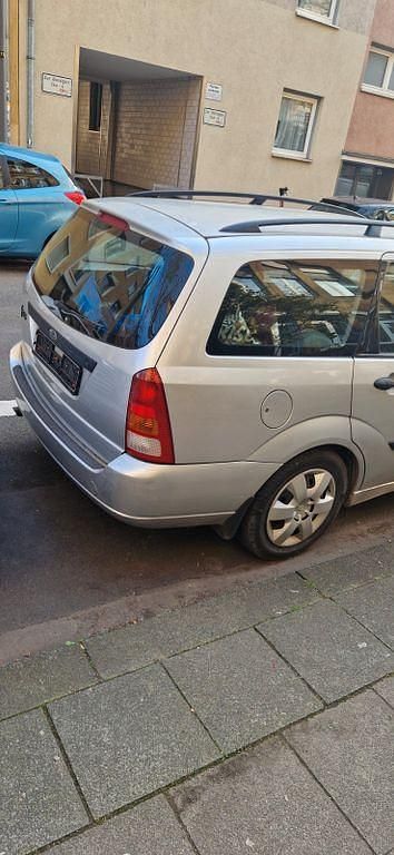 Second-hand Ford Focus 75 CP (55 kW) 2000 Argintiu Berlinǎ