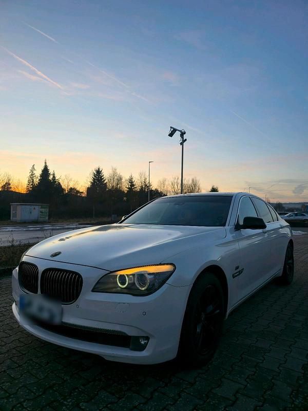 Gebraucht BMW 740 360 PS (264 kW) 2012 Weiß Limousine