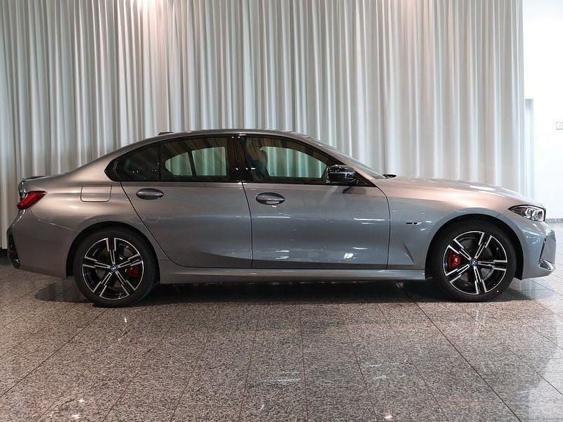 Gebraucht BMW 330e M Sport 184 PS (135 kW) 2023 Skyscraper grau Limousine