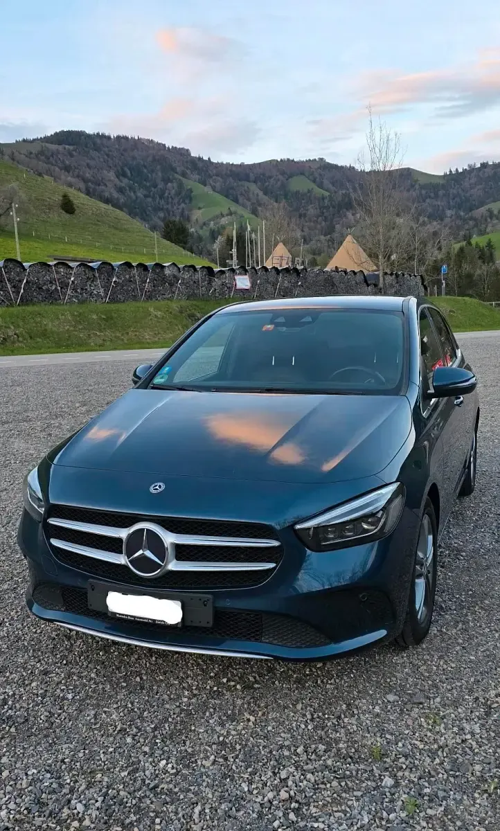Gebraucht Mercedes B200 150 PS (110 kW) 2019 Blau Van / Kleinbus
