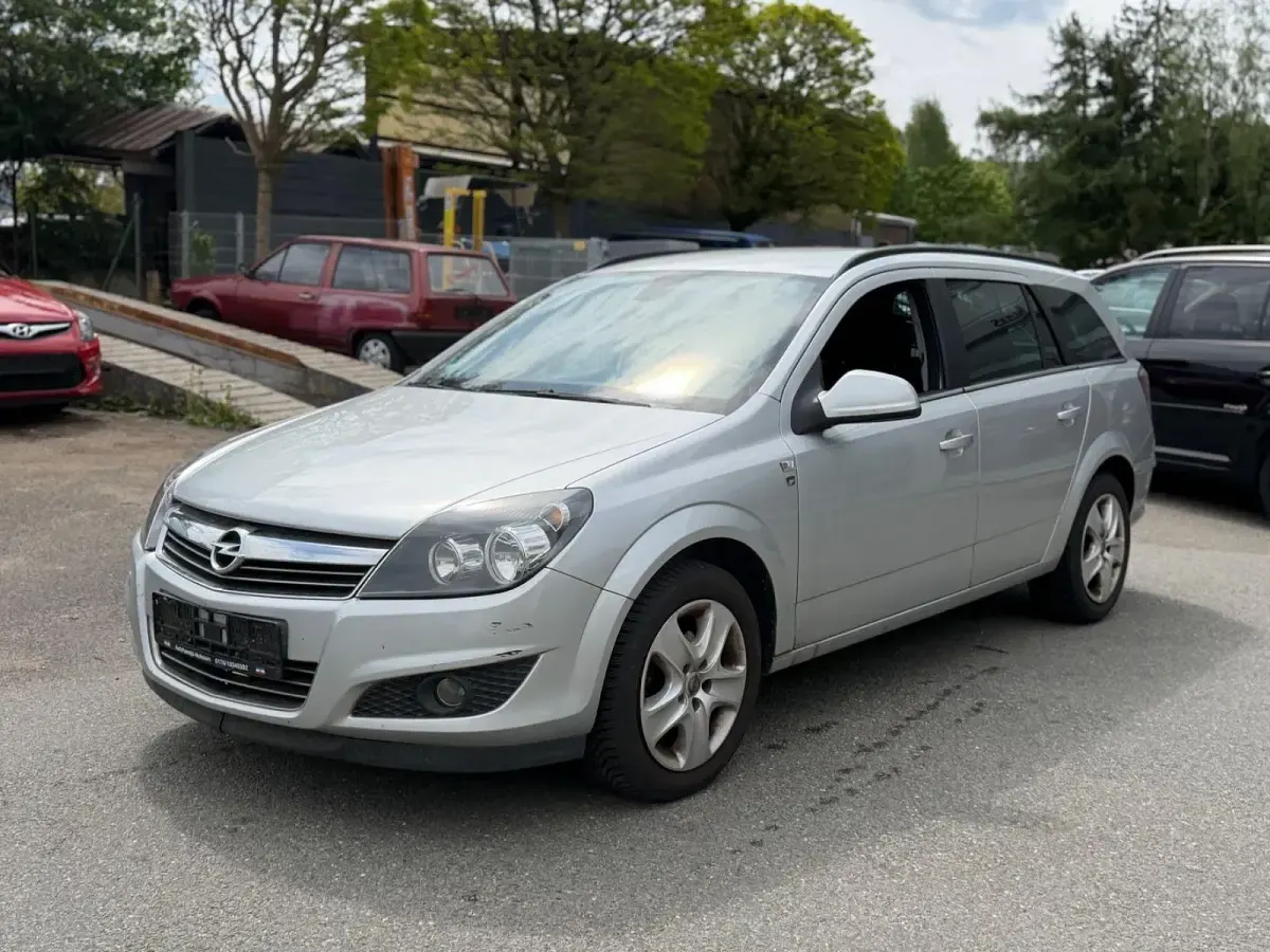 Gebraucht Opel Astra Edition 116 PS (85 kW) 2010 Silber Limousine